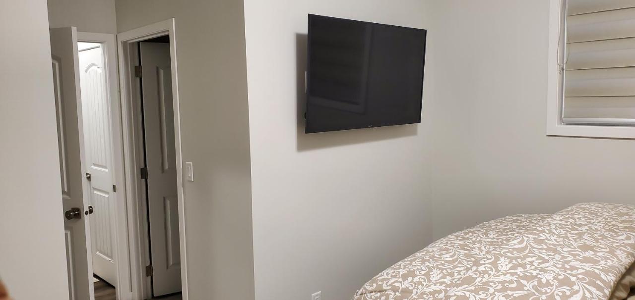 Delightful 1-Bedroom Private Suite In A New Home YYC المظهر الخارجي الصورة