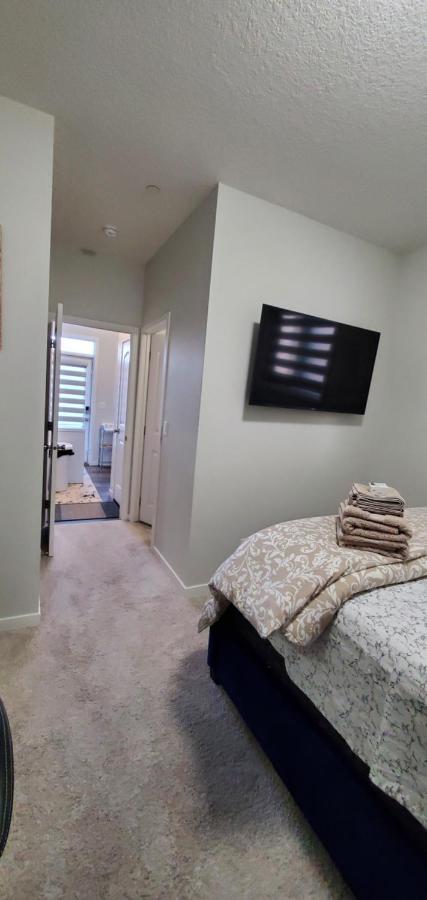 Delightful 1-Bedroom Private Suite In A New Home YYC المظهر الخارجي الصورة
